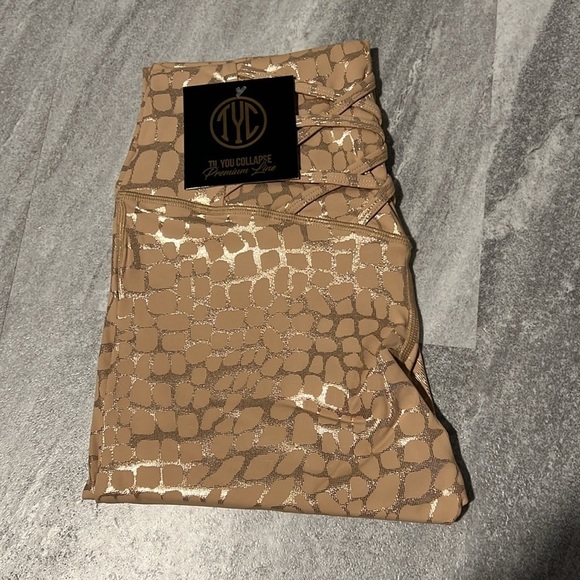 Til You Collapse Moxie Criss Cross Leggings - Cashmere Large Leopard Embossed - Picture 9 of 12